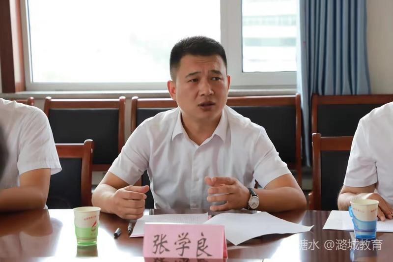 签约仪式上,潞城一中,太行中学两校校长在校际交流合作协议上签字